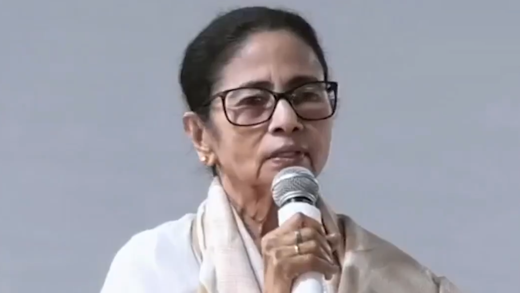 ED ने टीएमसी के 440 करोड़ के बैंक खाते फ्रीज किए; बगावत से जूझ रहीं ममता को एक और झटका 